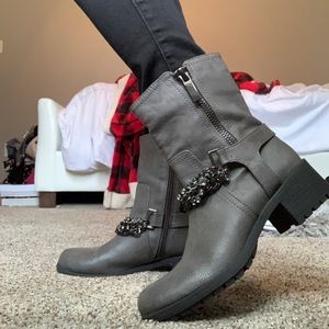 Simply Vera Wang boots in the color SVMMARNISMOKE